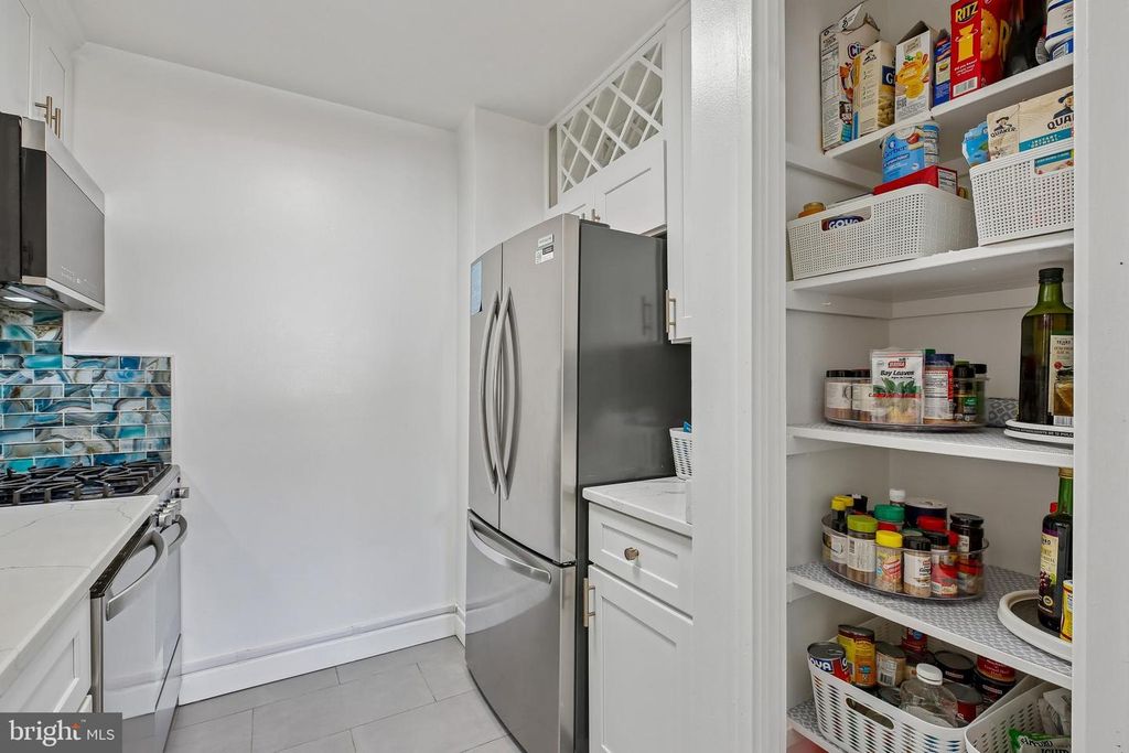 Image 18 of property listing at 1900 LYTTONSVILLE RD #702, Silver Spring, MD 20910