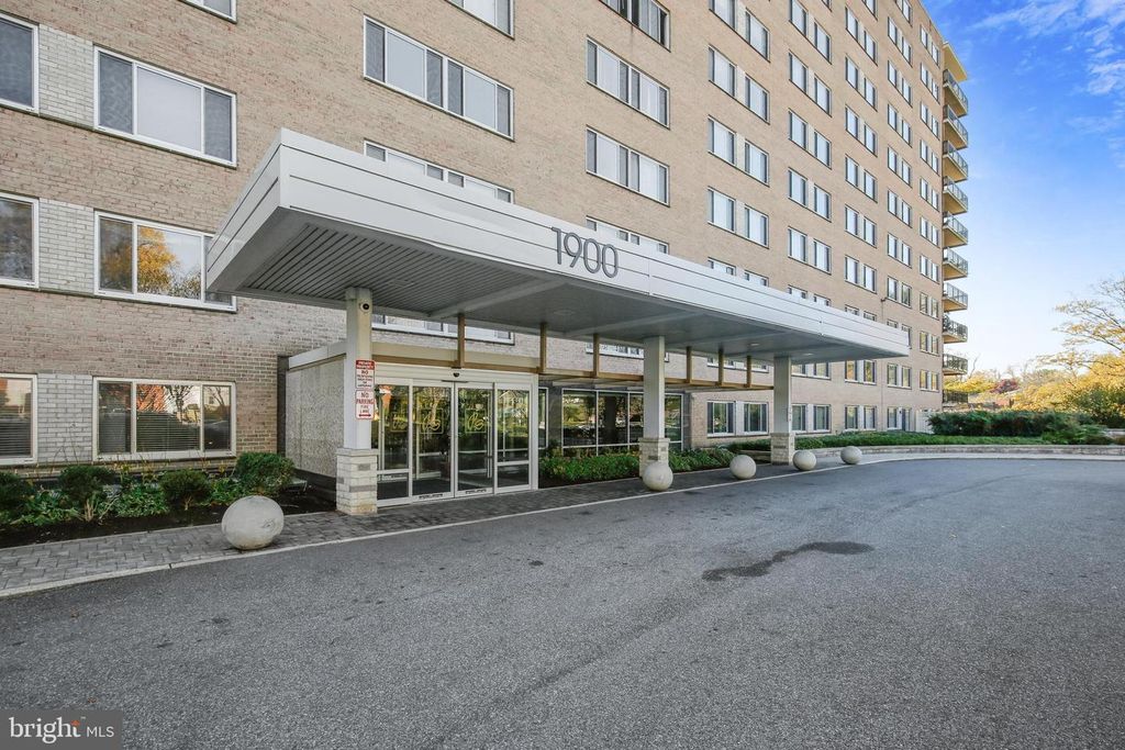 Image 2 of property listing at 1900 LYTTONSVILLE RD #702, Silver Spring, MD 20910