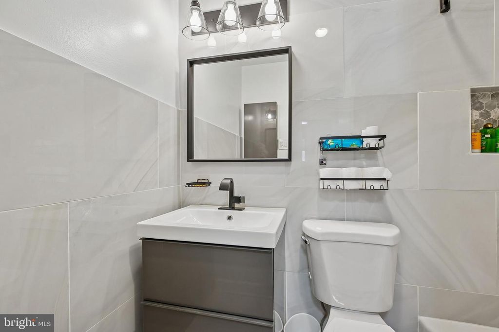 Image 21 of property listing at 1900 LYTTONSVILLE RD #702, Silver Spring, MD 20910