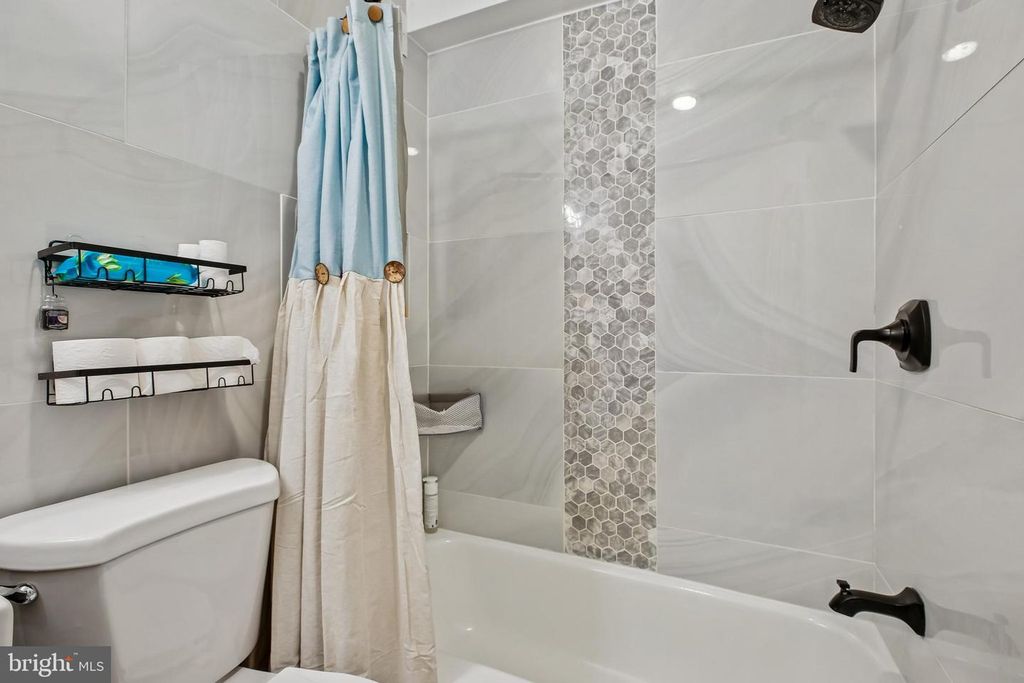 Image 22 of property listing at 1900 LYTTONSVILLE RD #702, Silver Spring, MD 20910