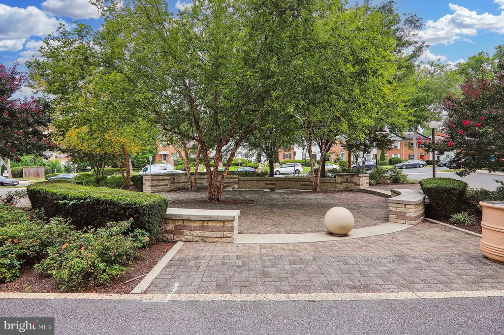 Image 3 of property listing at 1900 LYTTONSVILLE RD #702, Silver Spring, MD 20910