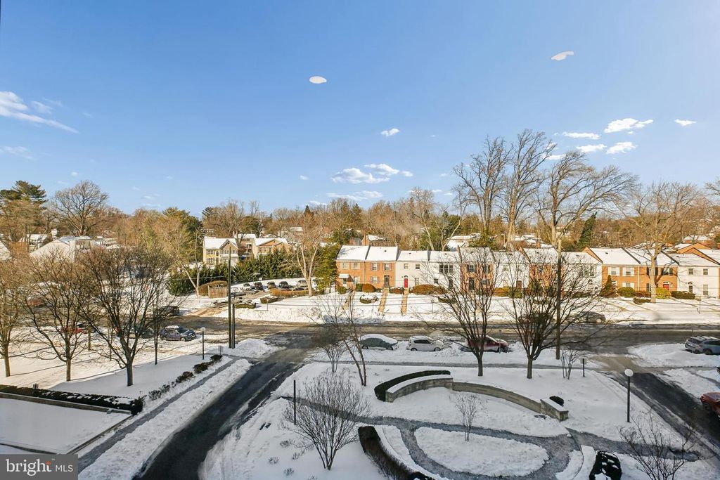 Image 31 of property listing at 1900 LYTTONSVILLE RD #702, Silver Spring, MD 20910