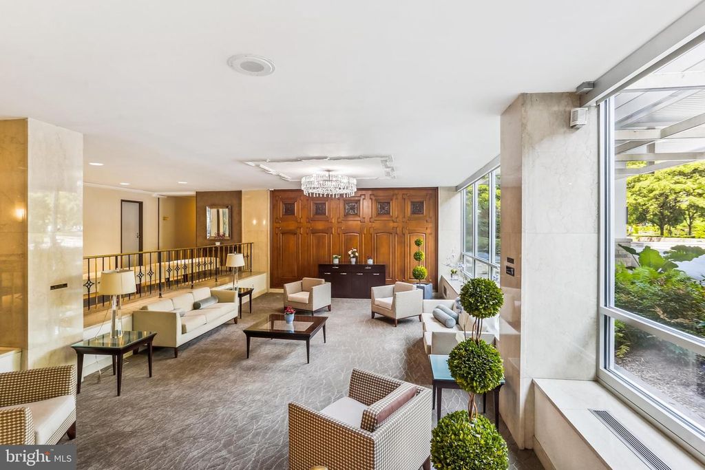 Image 4 of property listing at 1900 LYTTONSVILLE RD #702, Silver Spring, MD 20910