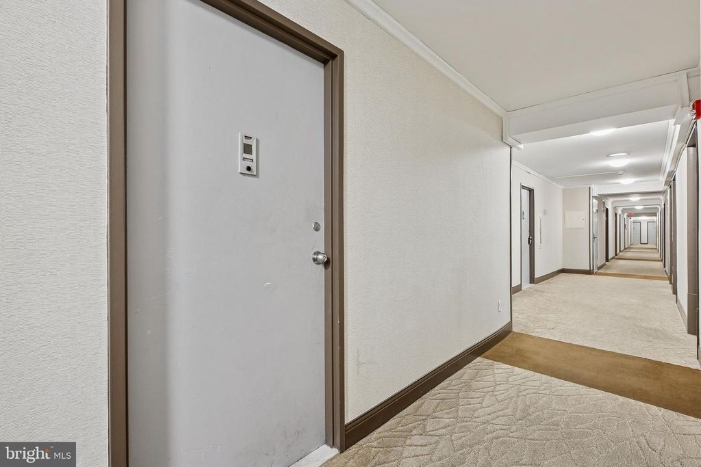 Image 6 of property listing at 1900 LYTTONSVILLE RD #702, Silver Spring, MD 20910