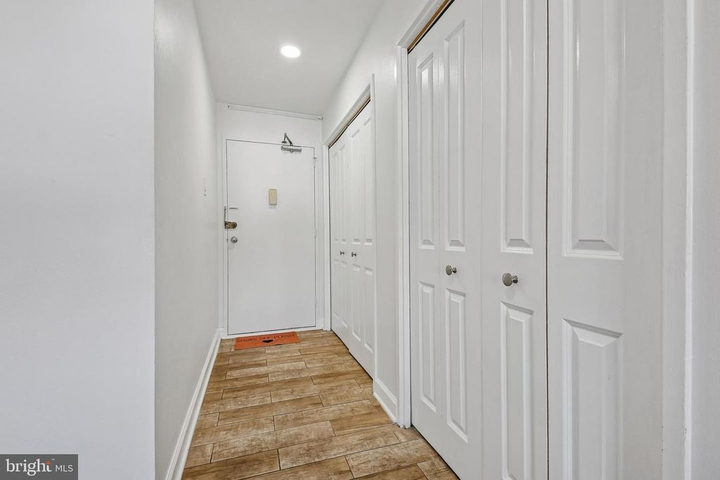Image 7 of property listing at 1900 LYTTONSVILLE RD #702, Silver Spring, MD 20910