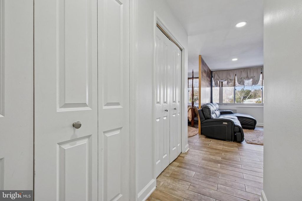 Image 8 of property listing at 1900 LYTTONSVILLE RD #702, Silver Spring, MD 20910