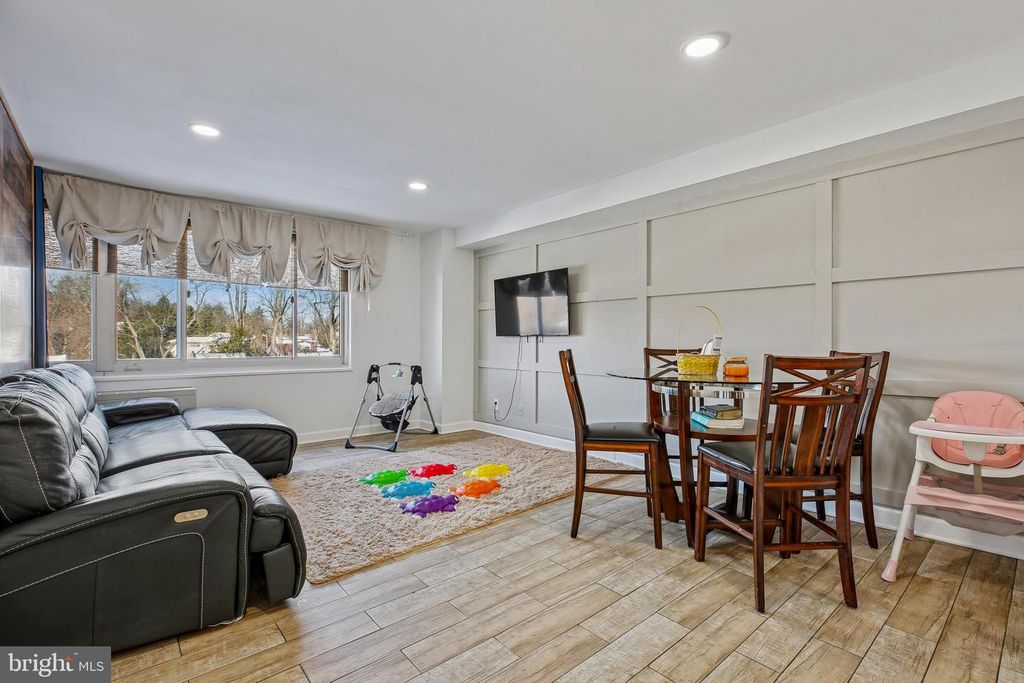 Image 9 of property listing at 1900 LYTTONSVILLE RD #702, Silver Spring, MD 20910