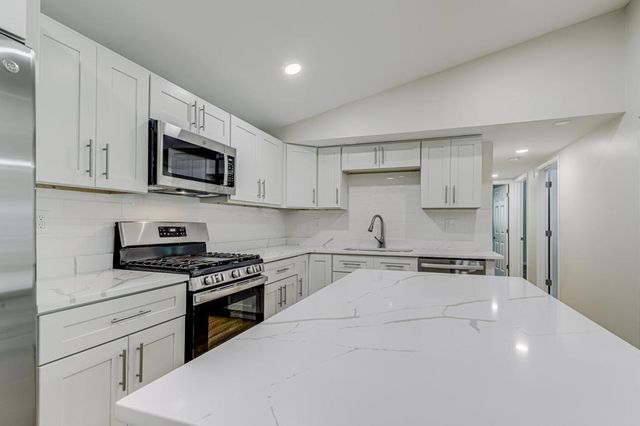 835 Niagara Lane N, Plymouth, MN 55447