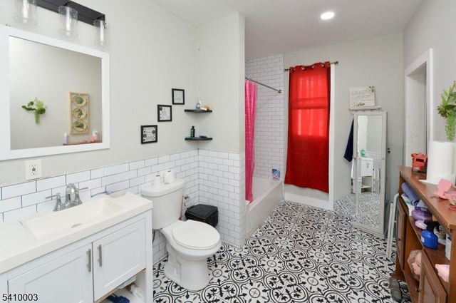 135 Scheerer Ave, Newark City, NJ 07112