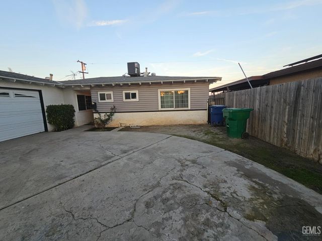 2900 Dore Drive, Bakersfield, CA 93304