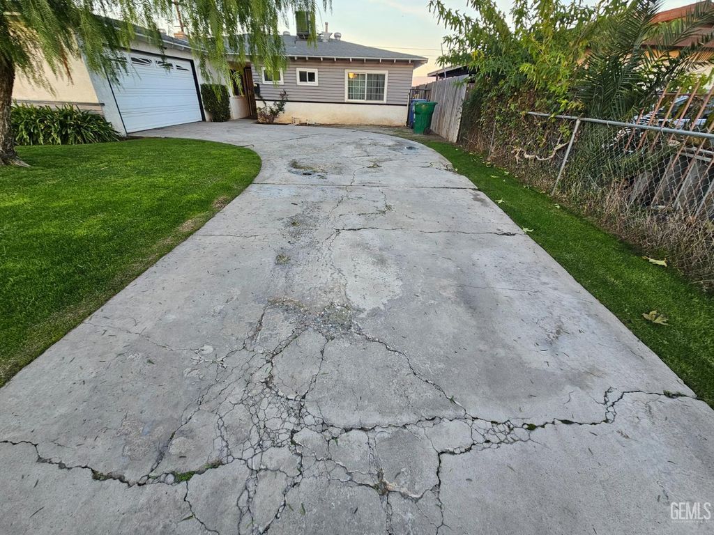 2900 Dore Drive, Bakersfield, CA 93304