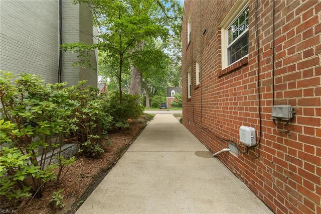 19 Brandon RD, Newport News, VA 23601