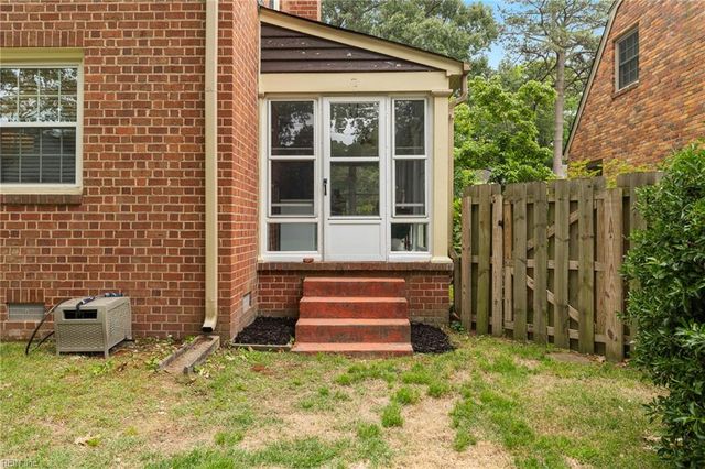 19 Brandon RD, Newport News, VA 23601