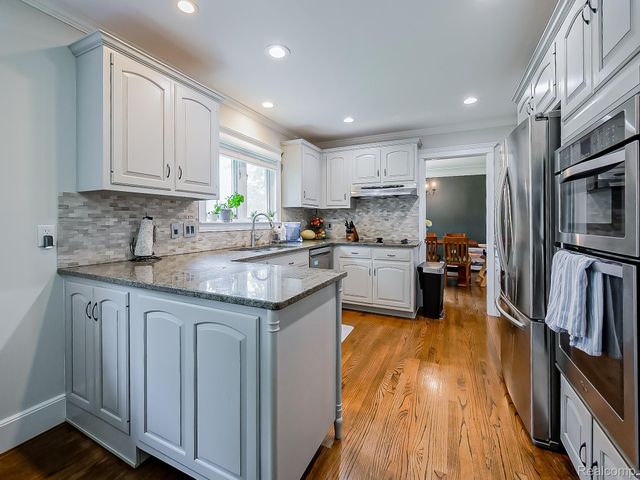 5611 Priory Lane, Bloomfield Hills, MI 48301