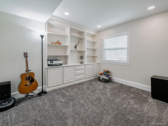 5611 Priory Lane, Bloomfield Hills, MI 48301