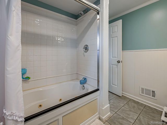 5611 Priory Lane, Bloomfield Hills, MI 48301