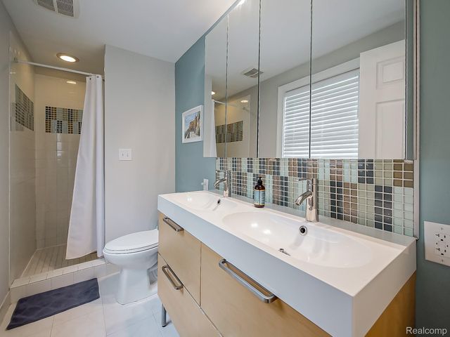 5611 Priory Lane, Bloomfield Hills, MI 48301