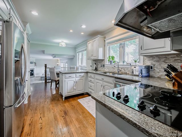 5611 Priory Lane, Bloomfield Hills, MI 48301