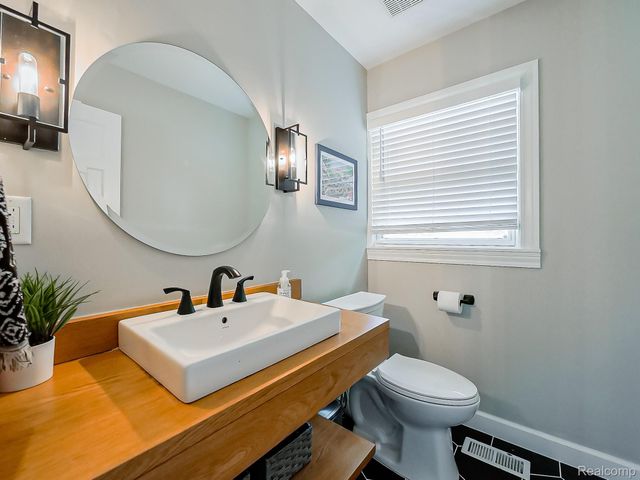 5611 Priory Lane, Bloomfield Hills, MI 48301