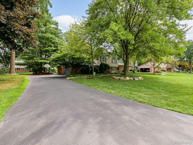 5611 Priory Lane, Bloomfield Hills, MI 48301