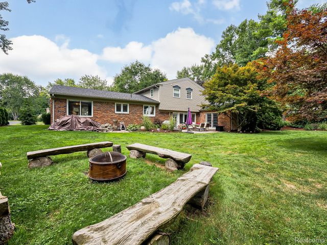 5611 Priory Lane, Bloomfield Hills, MI 48301