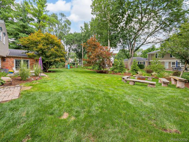 5611 Priory Lane, Bloomfield Hills, MI 48301