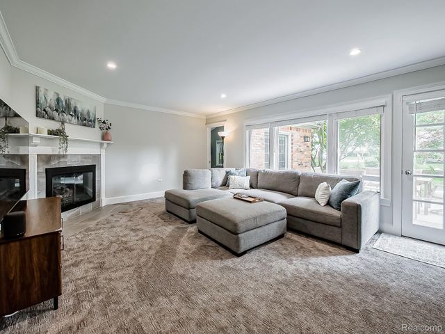 5611 Priory Lane, Bloomfield Hills, MI 48301