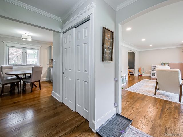 5611 Priory Lane, Bloomfield Hills, MI 48301