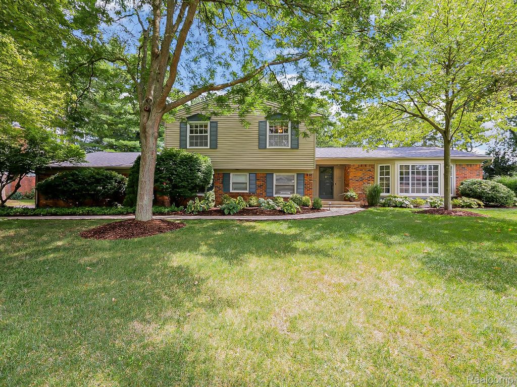 5611 Priory Lane, Bloomfield Hills, MI 48301