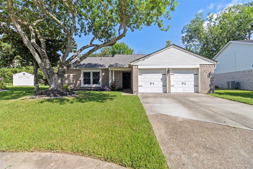 210 Pecan Valley Court, Friendswood, TX 77546