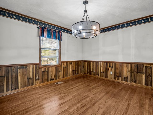 127 Crystal Dr, Cowpens, SC 29330