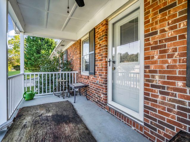 127 Crystal Dr, Cowpens, SC 29330