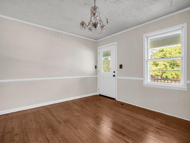 127 Crystal Dr, Cowpens, SC 29330