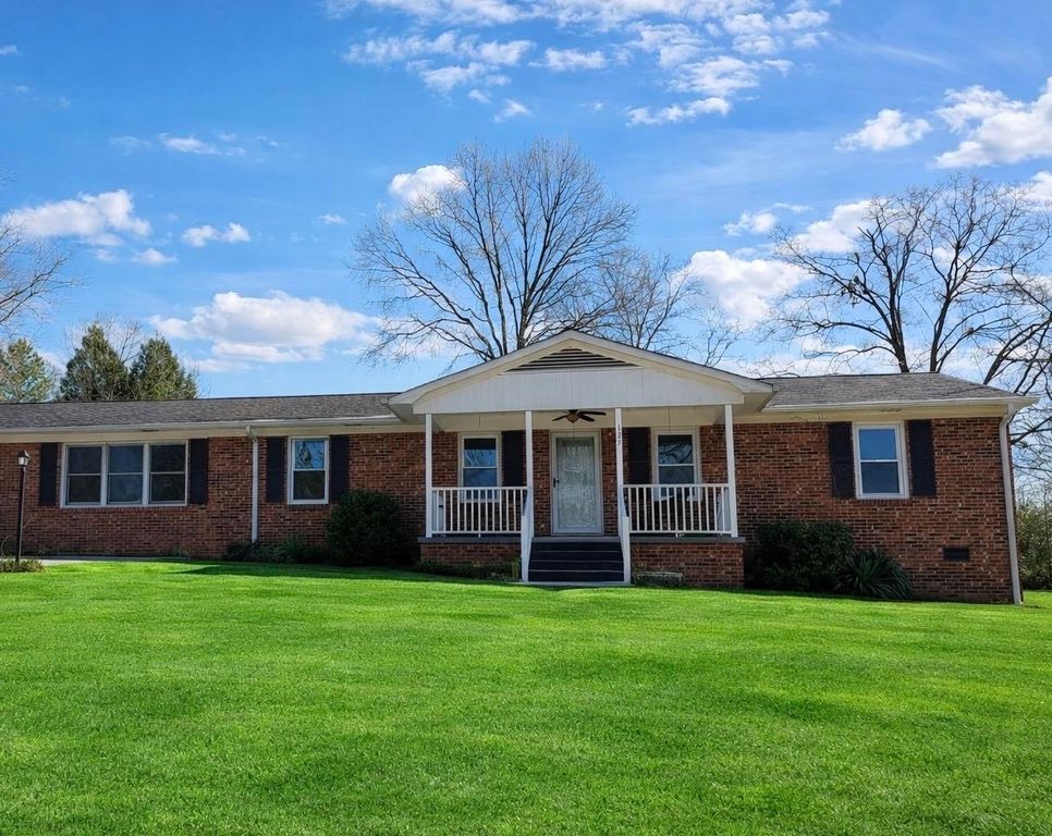 127 Crystal Dr, Cowpens, SC 29330