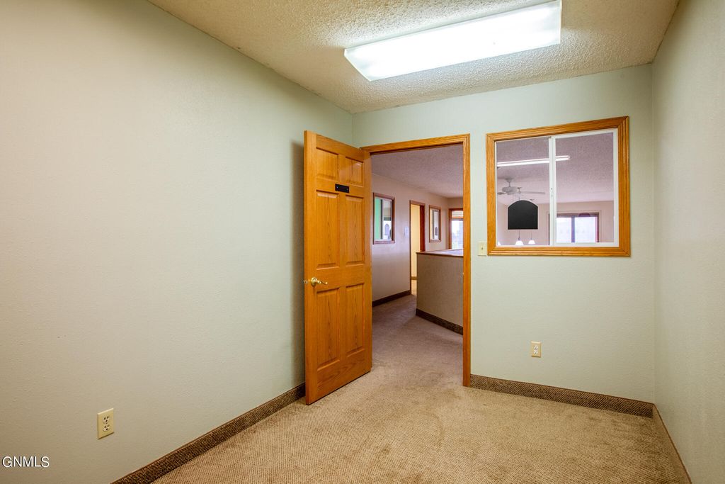 1411 Dakota Parkway W, Williston, ND 58801 photo 11