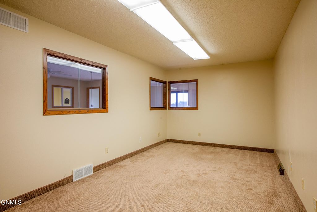 1411 Dakota Parkway W, Williston, ND 58801 photo 8