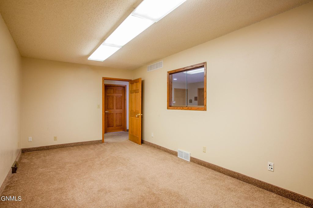 1411 Dakota Parkway W, Williston, ND 58801 photo 9