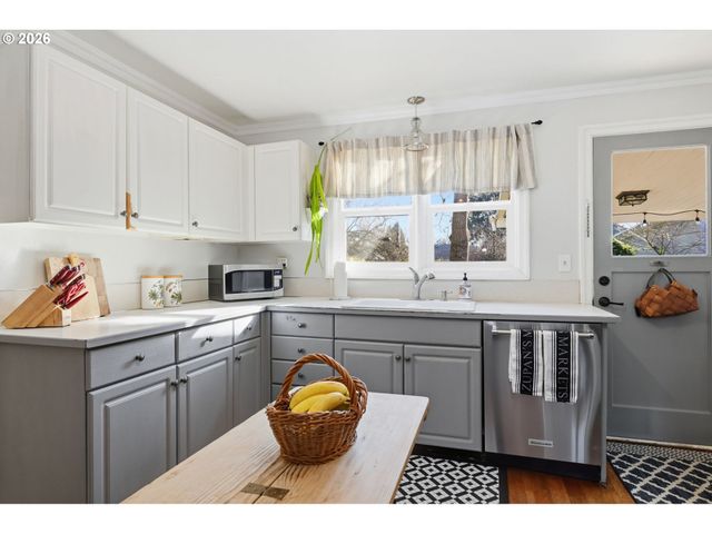 200 IRVING Rd, Eugene, OR 97404