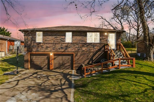 5904 NE 45th Street, Kansas City, MO 64117