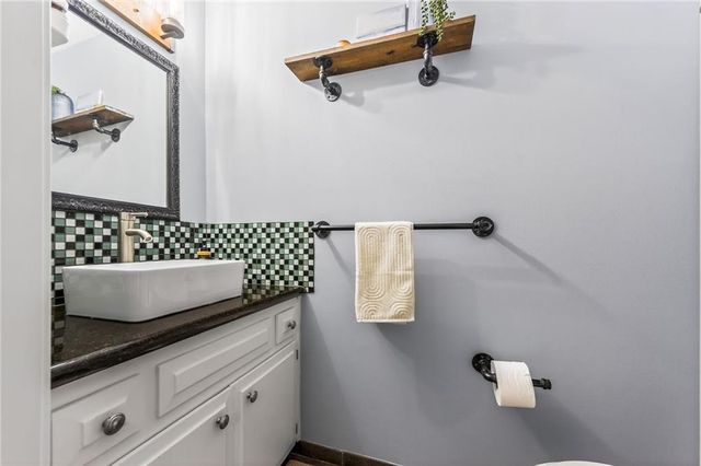 5904 NE 45th Street, Kansas City, MO 64117