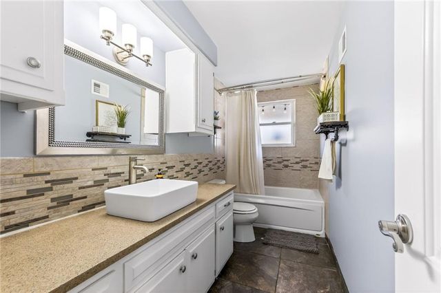 5904 NE 45th Street, Kansas City, MO 64117