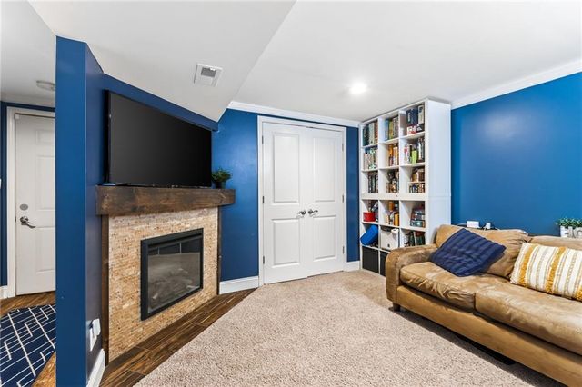 5904 NE 45th Street, Kansas City, MO 64117