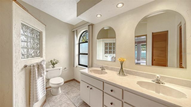 5594 WILDE OAK WAY, Sarasota, FL 34232