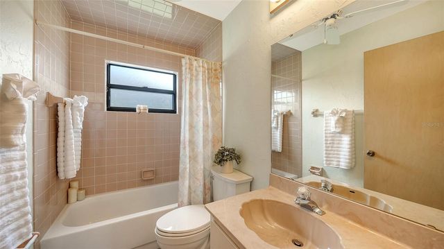 5594 WILDE OAK WAY, Sarasota, FL 34232