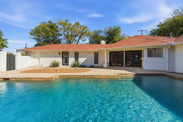 2201 Mistletoe Boulevard, Fort Worth, TX 76110