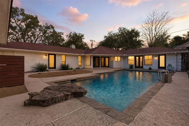 2201 Mistletoe Boulevard, Fort Worth, TX 76110