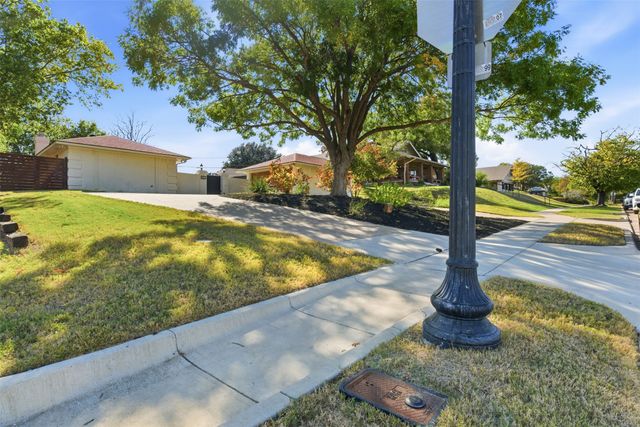 2201 Mistletoe Boulevard, Fort Worth, TX 76110