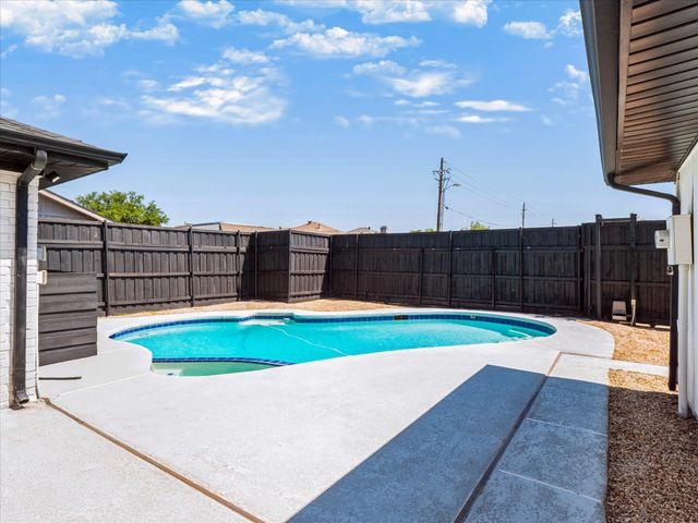 2216 Stonebrook Drive, Carrollton, TX 75007