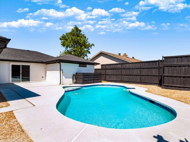 2216 Stonebrook Drive, Carrollton, TX 75007