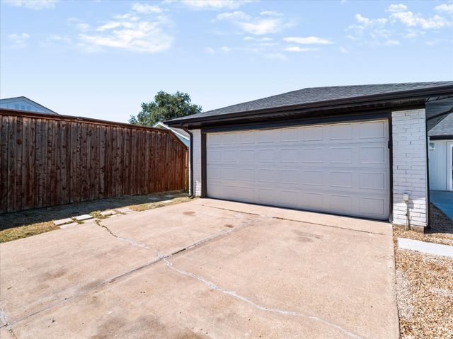 2216 Stonebrook Drive, Carrollton, TX 75007